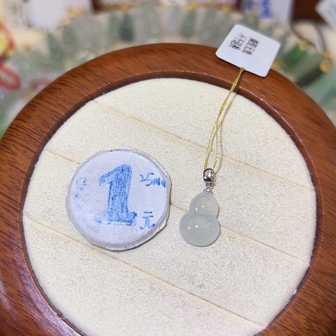 翡翠18K金镶嵌颈饰葫芦