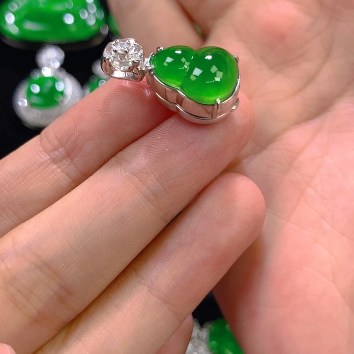 翡翠银S925镶嵌颈饰一个