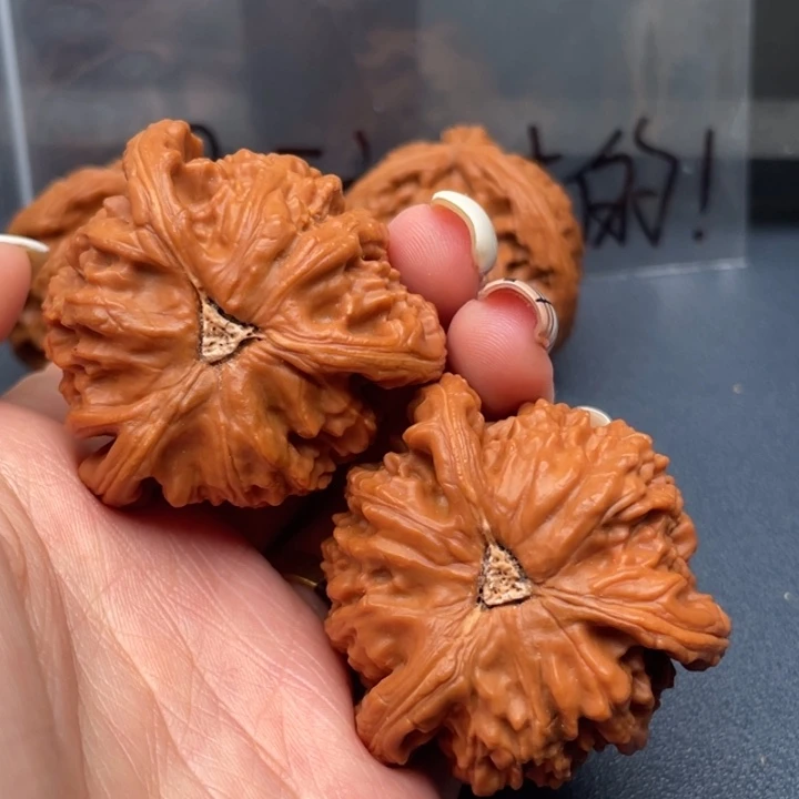 大****文玩核桃吊坠白狮子