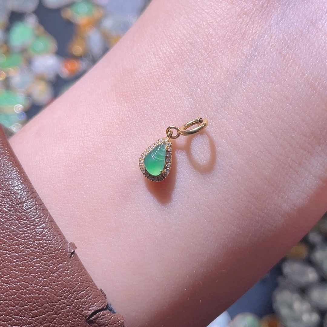 翡翠颈饰18K金镶嵌吊坠