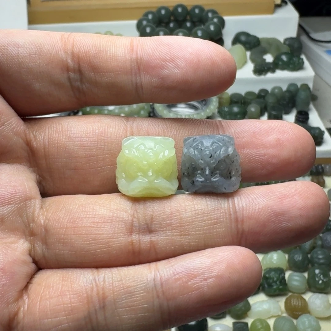 鑫***晴和田玉未镶嵌珠宝半成品和田玉黄口+点墨醒狮15㎜