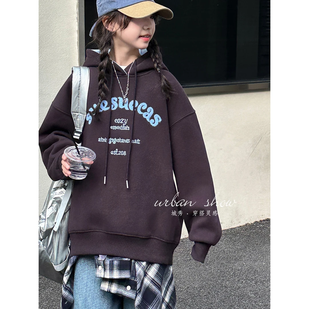 女孩子加绒卫衣2025新款超洋气咖色连帽衫女童秋冬时尚穿搭厚上衣