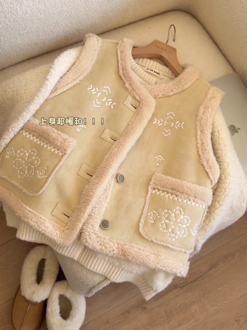 2025年秋冬新款通勤风毛刺绣马甲女暖和气质小众宽松毛衣背心外套