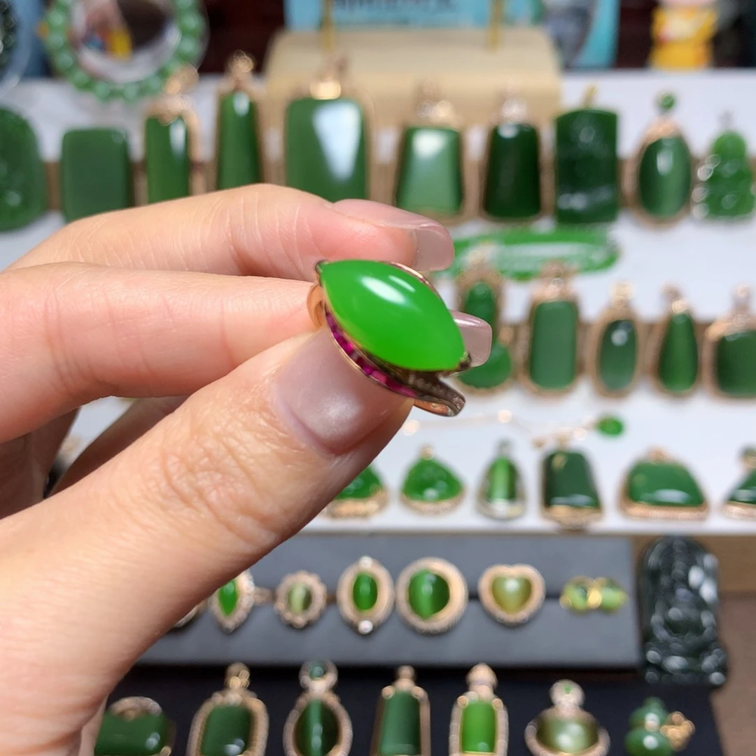 和田玉（碧玉）戒指18K金镶嵌