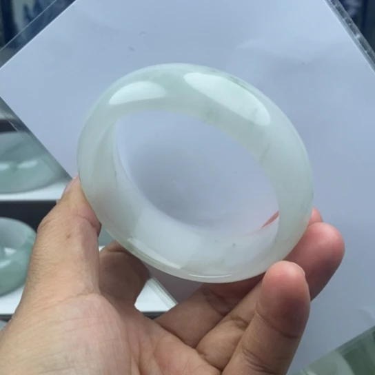 巍***笑石英质玉（金丝玉）未镶嵌手镯