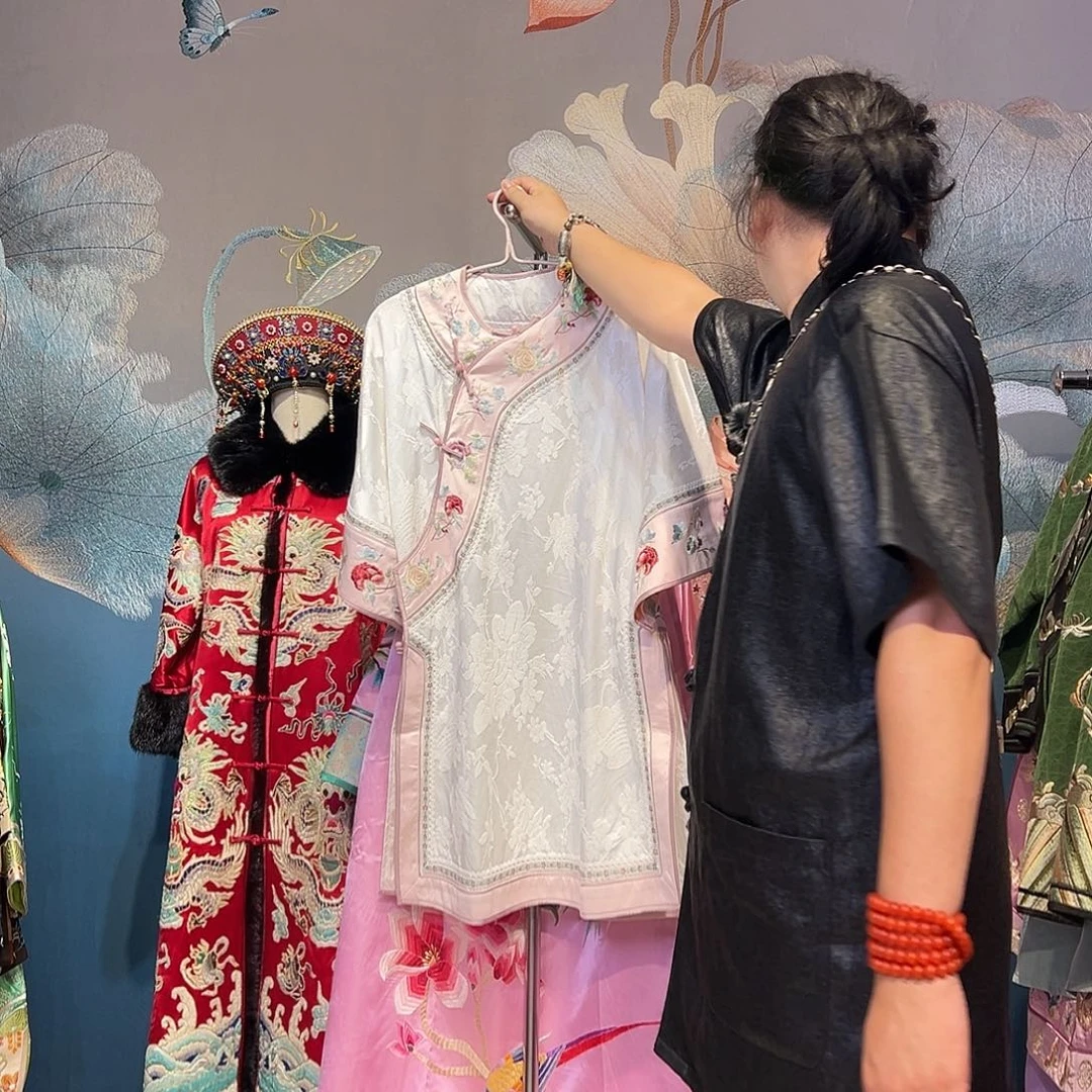 圆领斜襟精工手推绣包边姐姐服