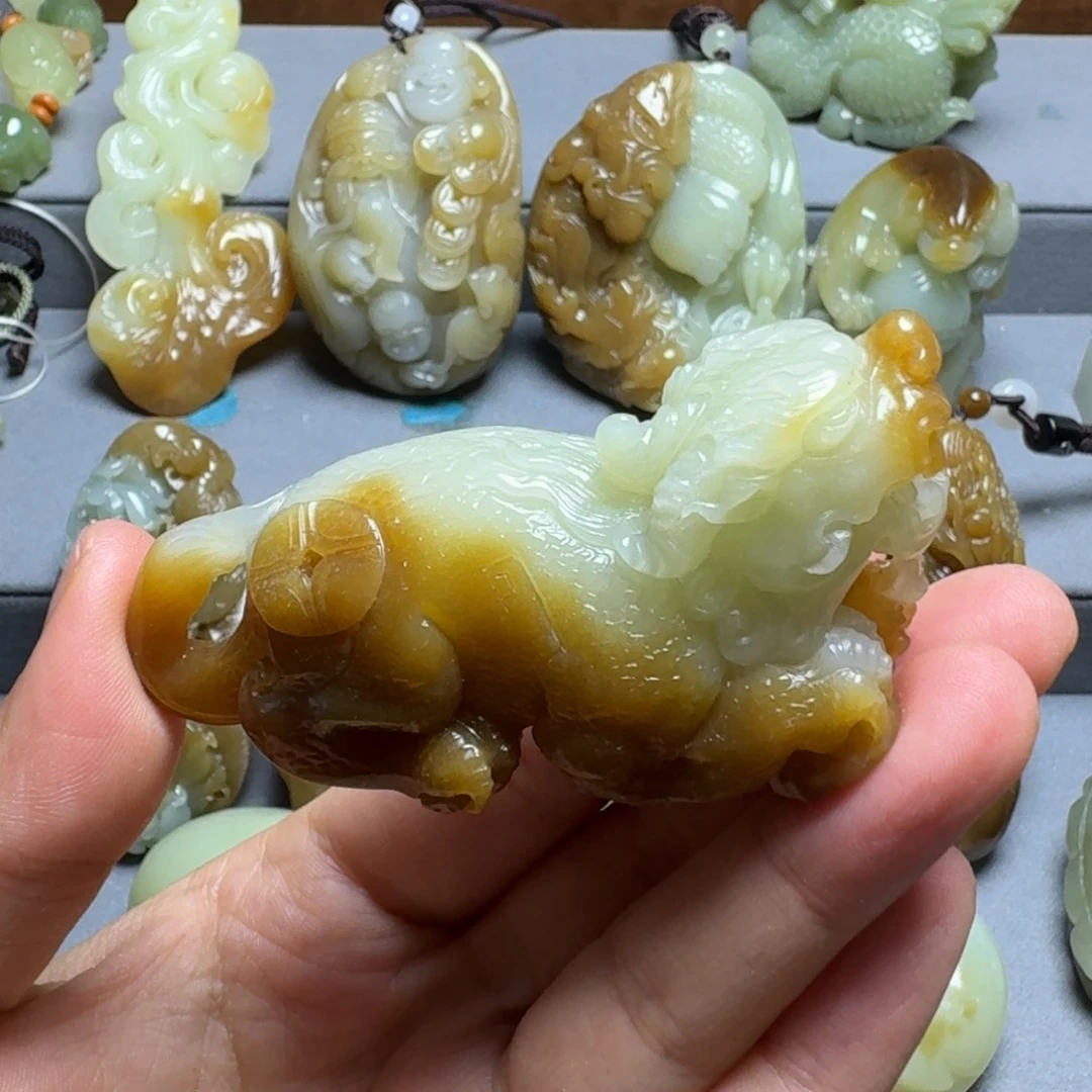 搬***包和田玉未镶嵌颈饰