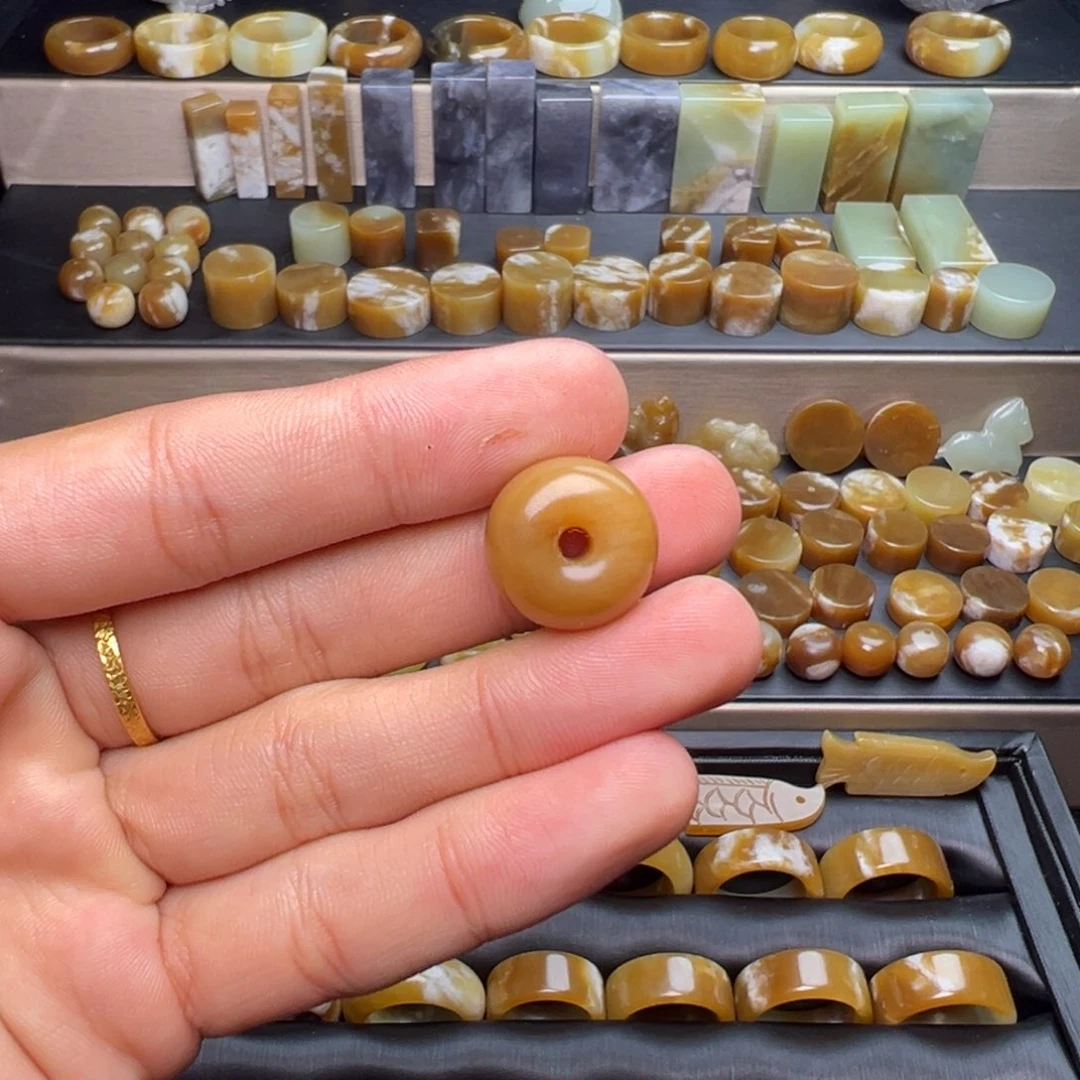 奶***茶和田玉（糖玉）未镶嵌珠宝奇石平安扣