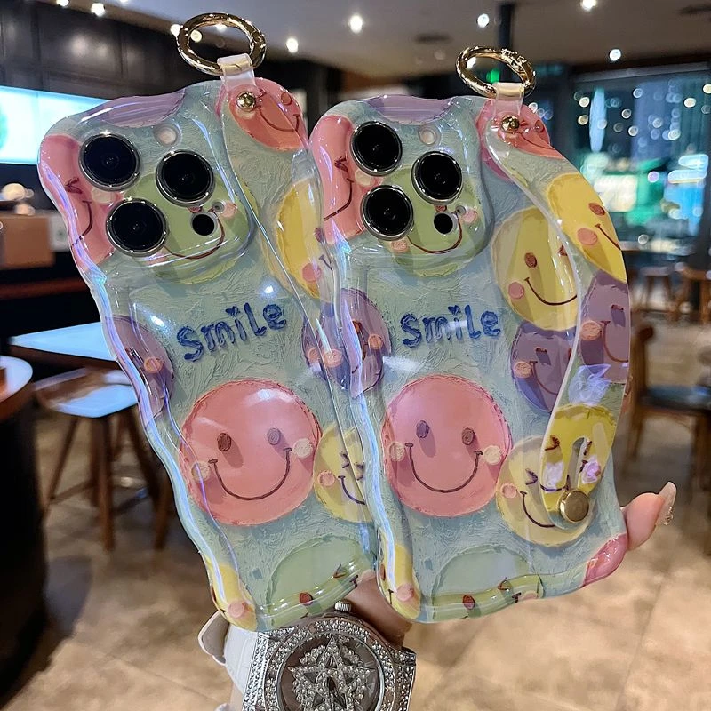 适用苹果系列iPhone16新款手机壳时Smile笑脸精孔腕带支架扭扭边