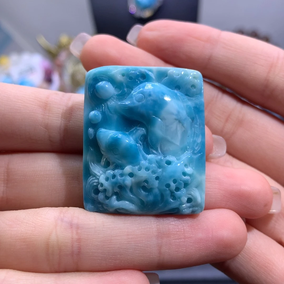 针钠钙石（海纹石）未镶嵌颈饰海豚雕刻牌 “色差略异”