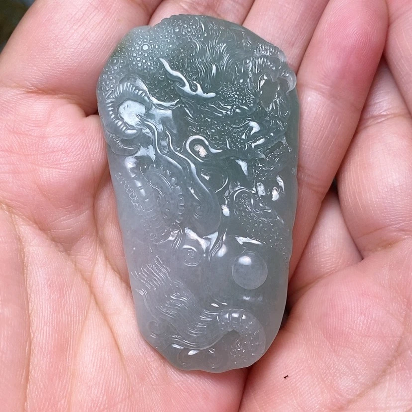 【闪购商品】翡翠未镶嵌颈饰。