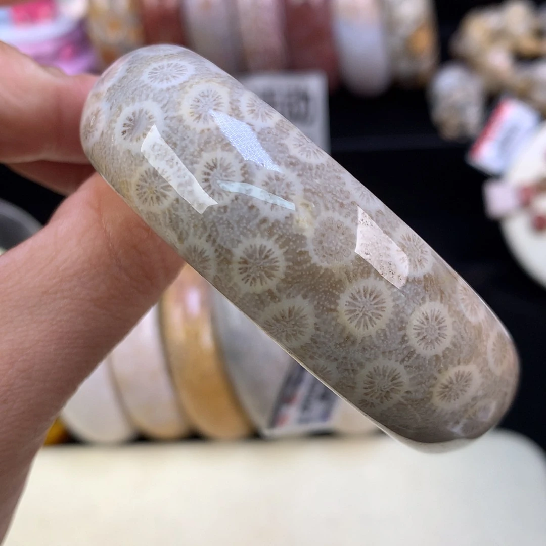 【闪购商品】颈饰未镶嵌硅化珊瑚（珊瑚玉）精美手镯55.8圈（20号）