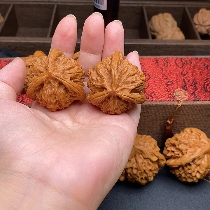 三***虎文玩核桃把件宫灯