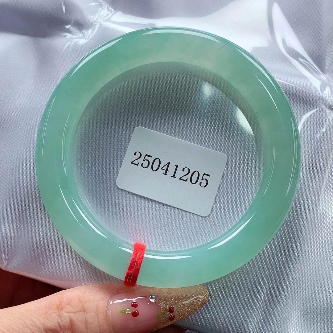 翡翠手镯（圆镯）未镶嵌天然A货翡翠手镯，84号