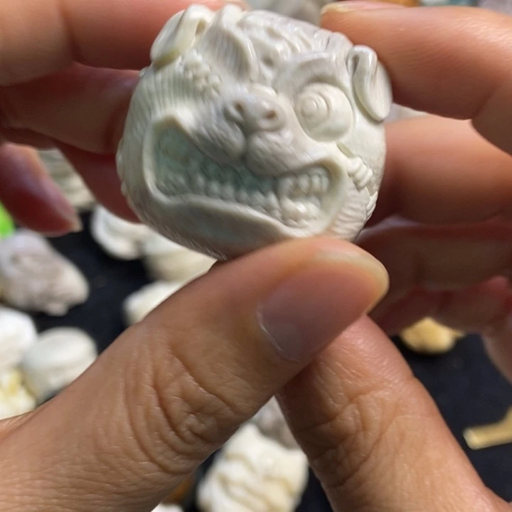 配饰鹿角雕刻一个出