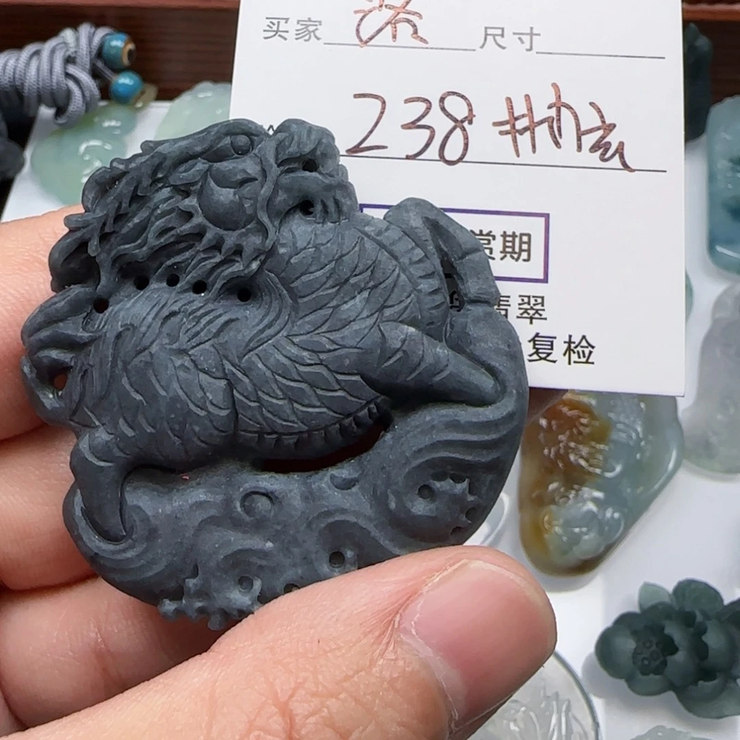 洛***青颈饰未镶嵌翡翠麒麟
