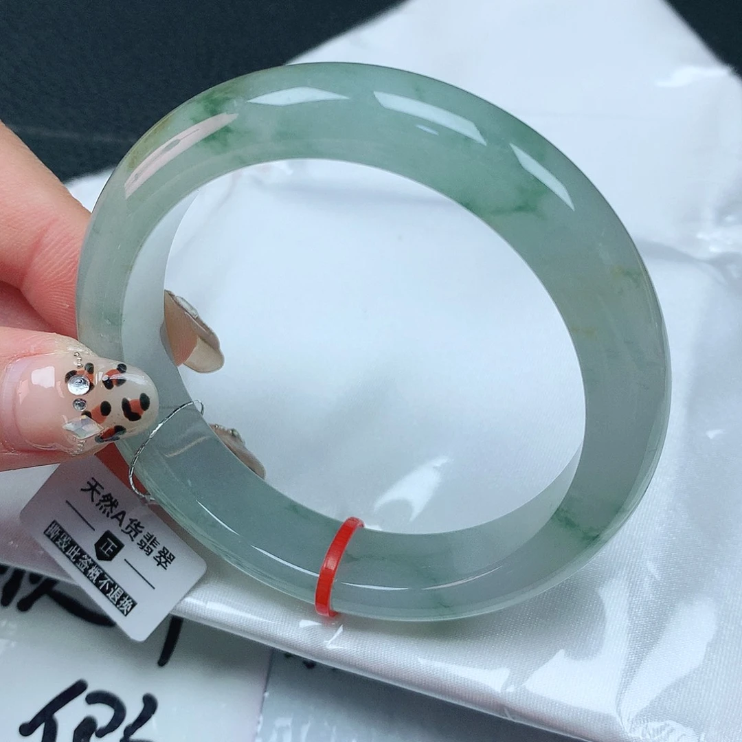 翡翠手镯未镶嵌55圈