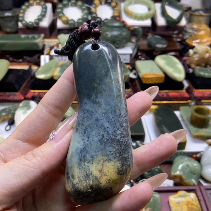 未镶嵌岫岩河磨玉（透闪石质玉）把件