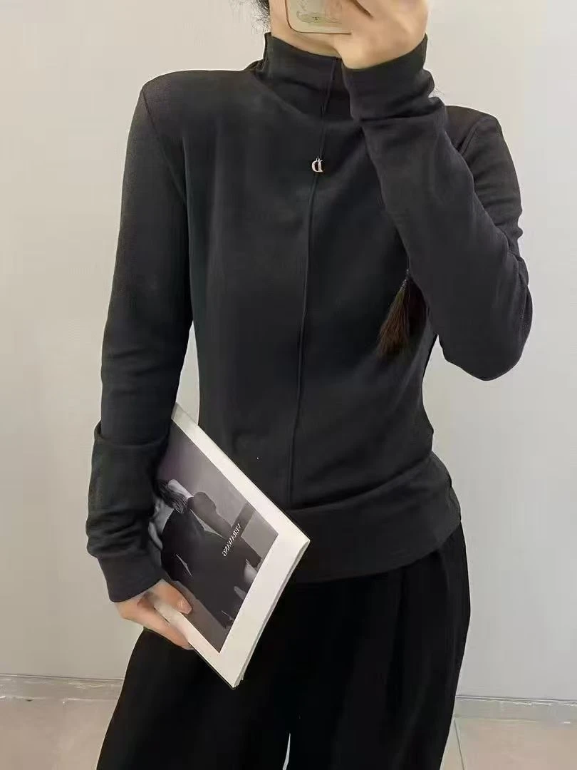 红衣俏家时尚百搭D字母打底衫