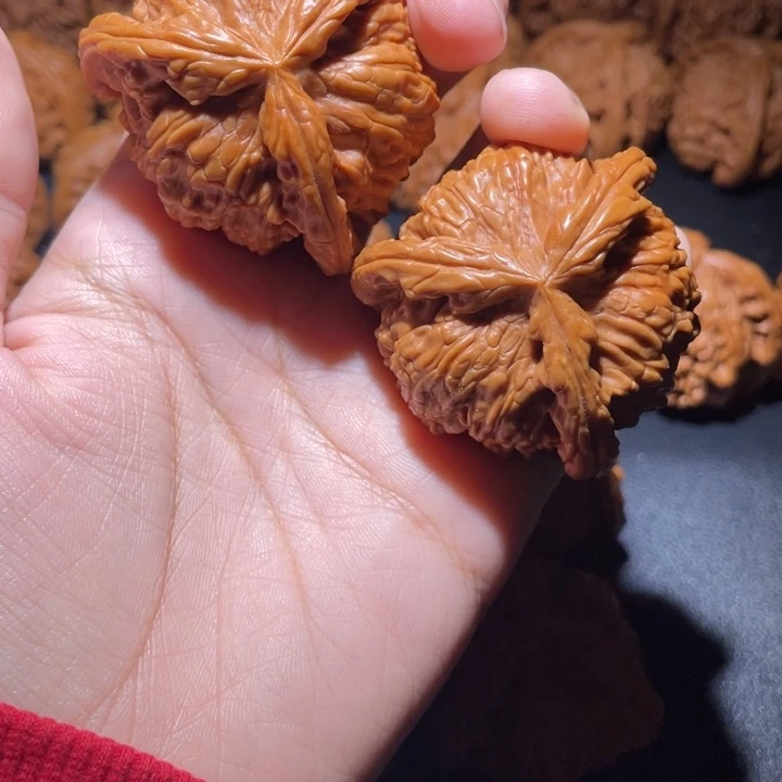 大***齐吊坠桃核小妹三棱