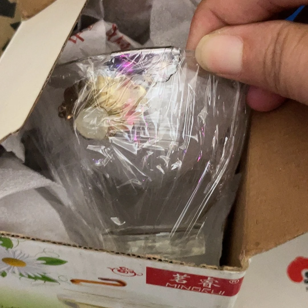 搪瓷杯子里还有很多东西