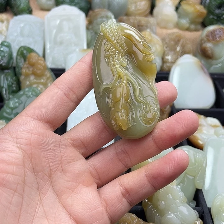 天***勤颈饰未镶嵌和田玉（糖玉）