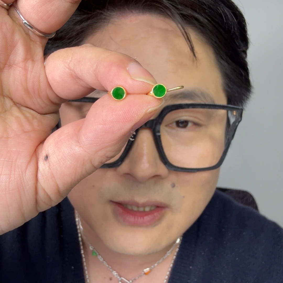 翡翠未镶嵌颈饰一对