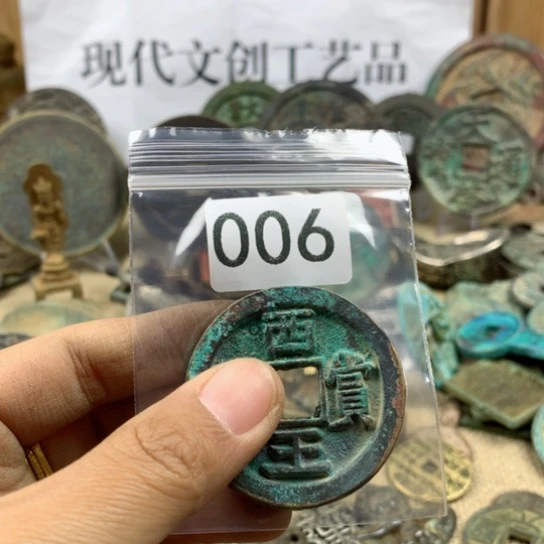 铜知***人现代文创工艺品