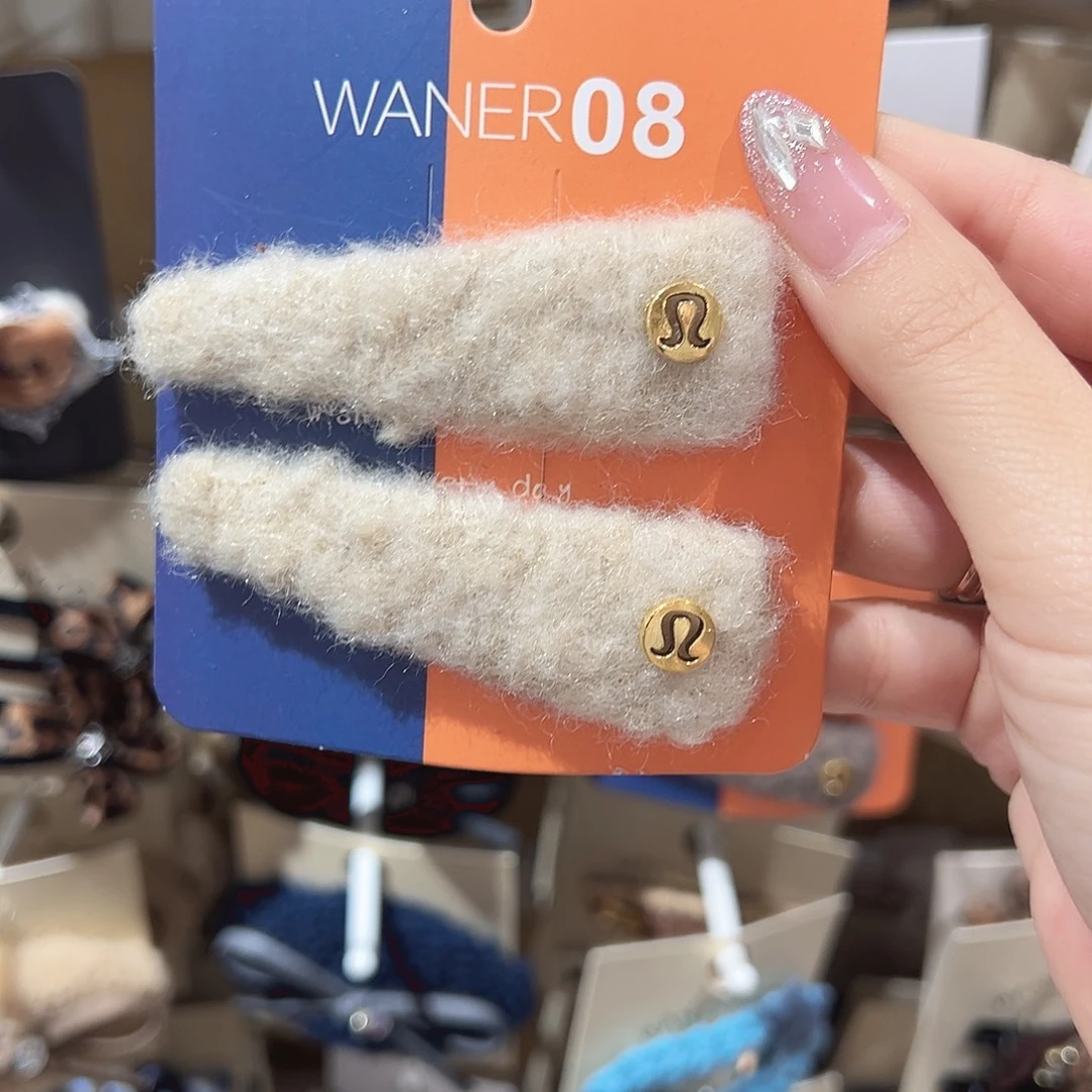 童***：皮质铁合金白色露掰掰夹