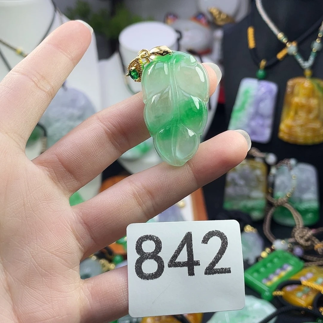 翡翠未镶嵌吊坠(赠链)