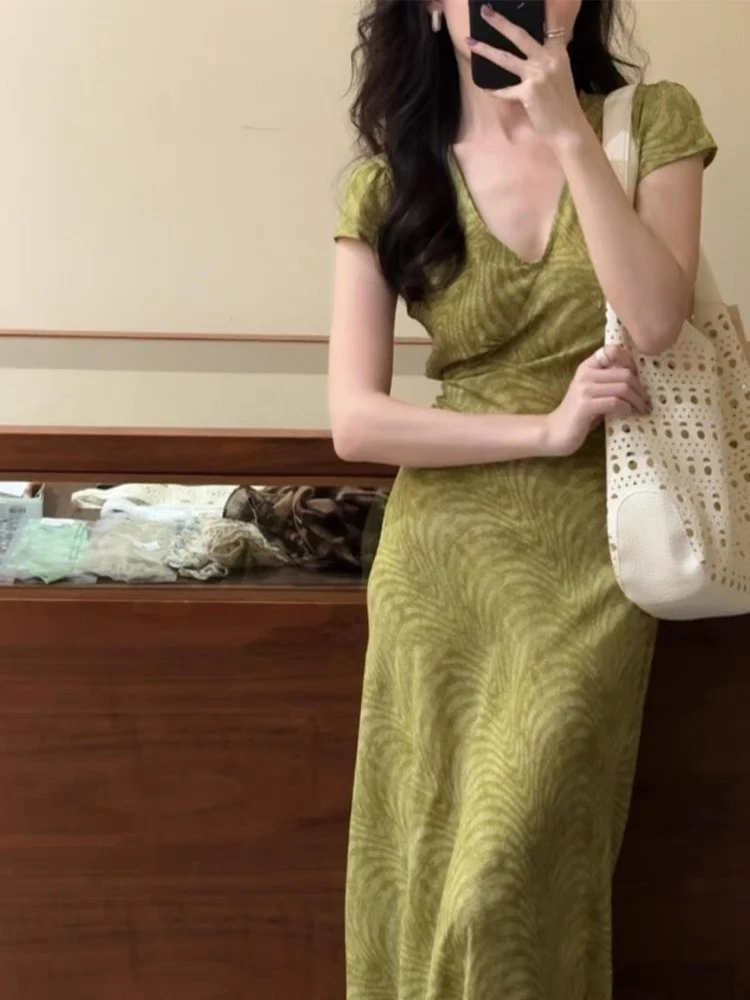 法式V领绿色短袖碎花连衣裙女2025新款修身显瘦包臀裙海边度假裙
