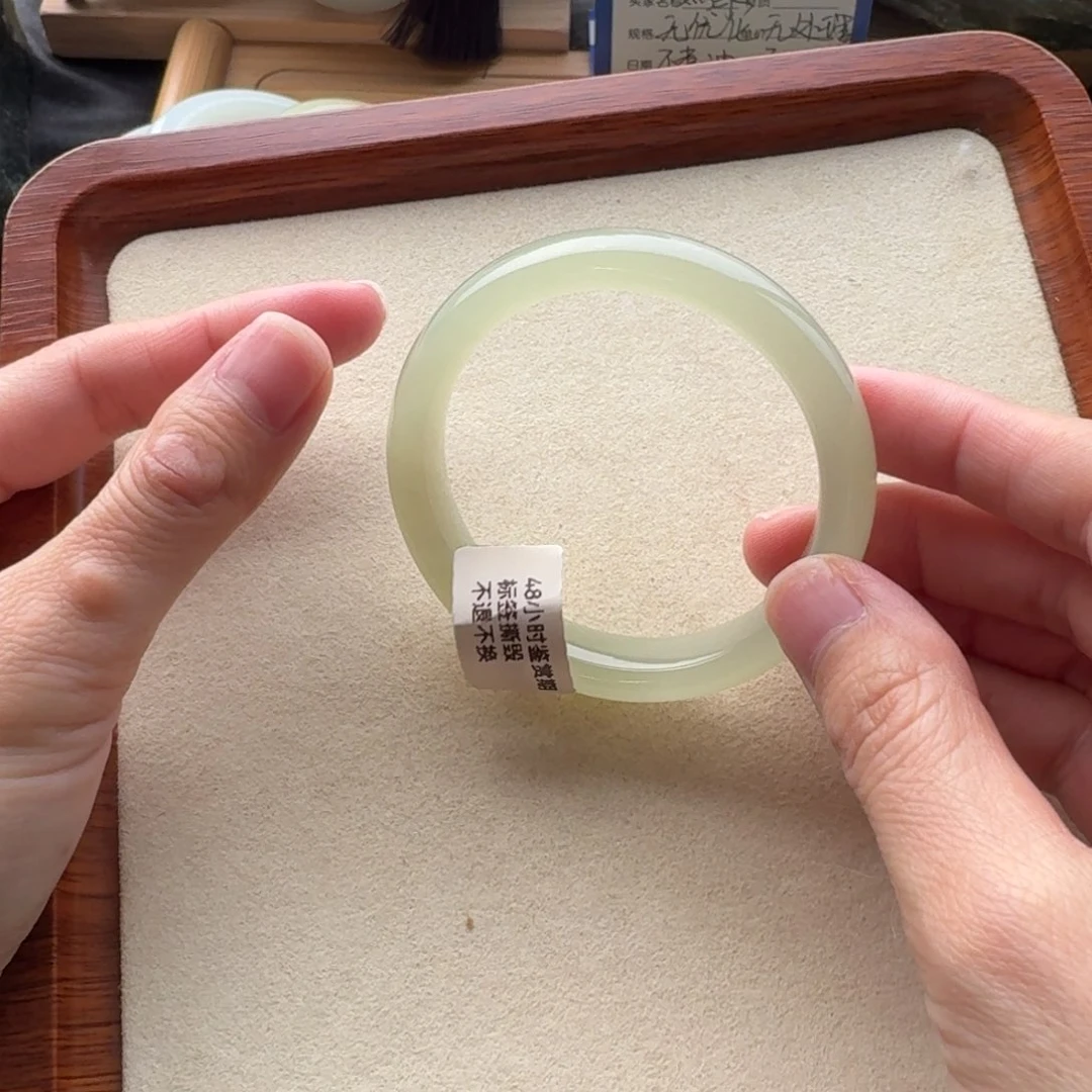 和田玉未镶嵌手镯