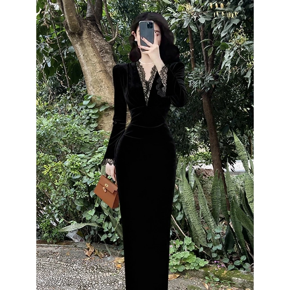 法式轻奢高级感气质蕾丝拼接V领连衣裙女秋季新款收腰显瘦长裙子