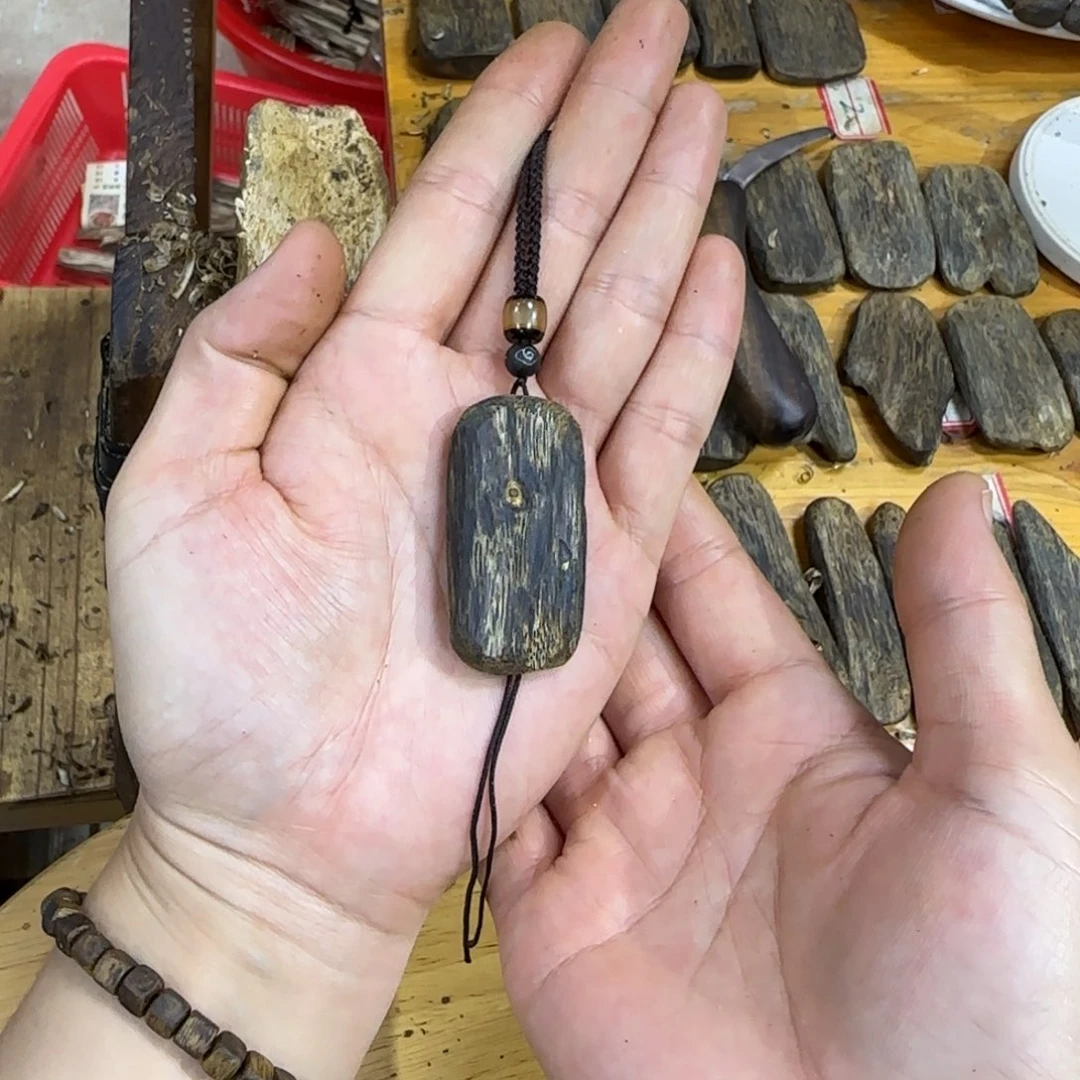 吊坠沉香奇楠沉香虫漏孔料随形吊坠