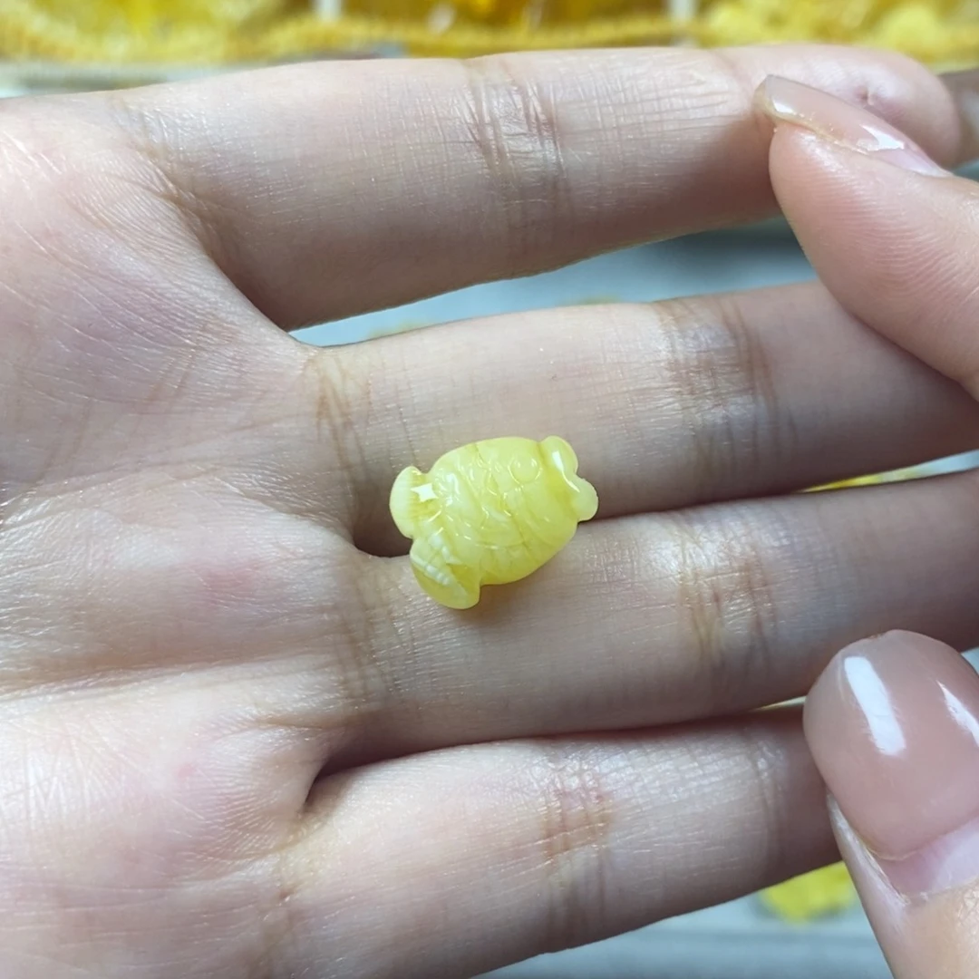 琥珀裸石未镶嵌小鱼