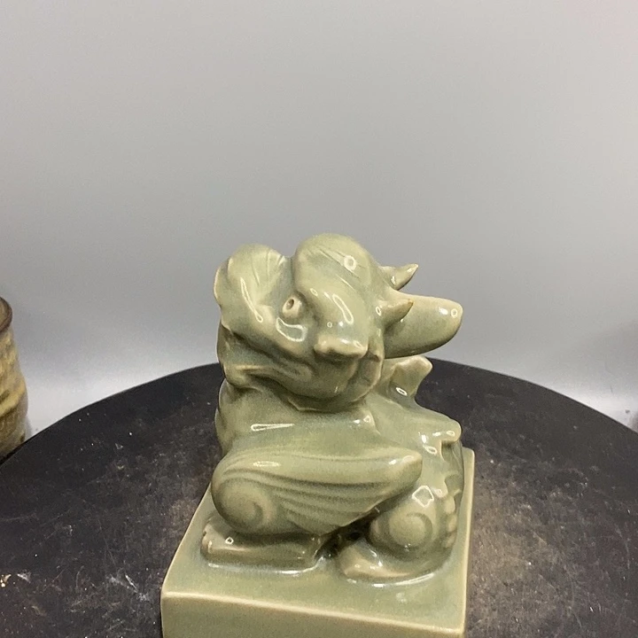 龙泉窑镇纸造型独特