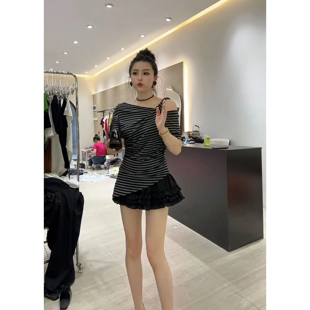 【 Wan wan】条纹斜肩麻花肩带斜下摆T恤