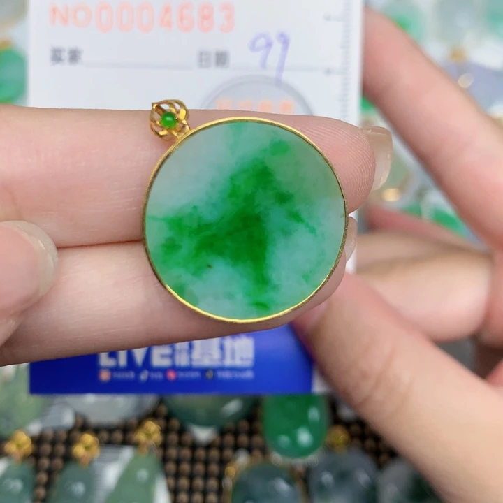(***我颈饰18K金镶嵌翡翠无事牌