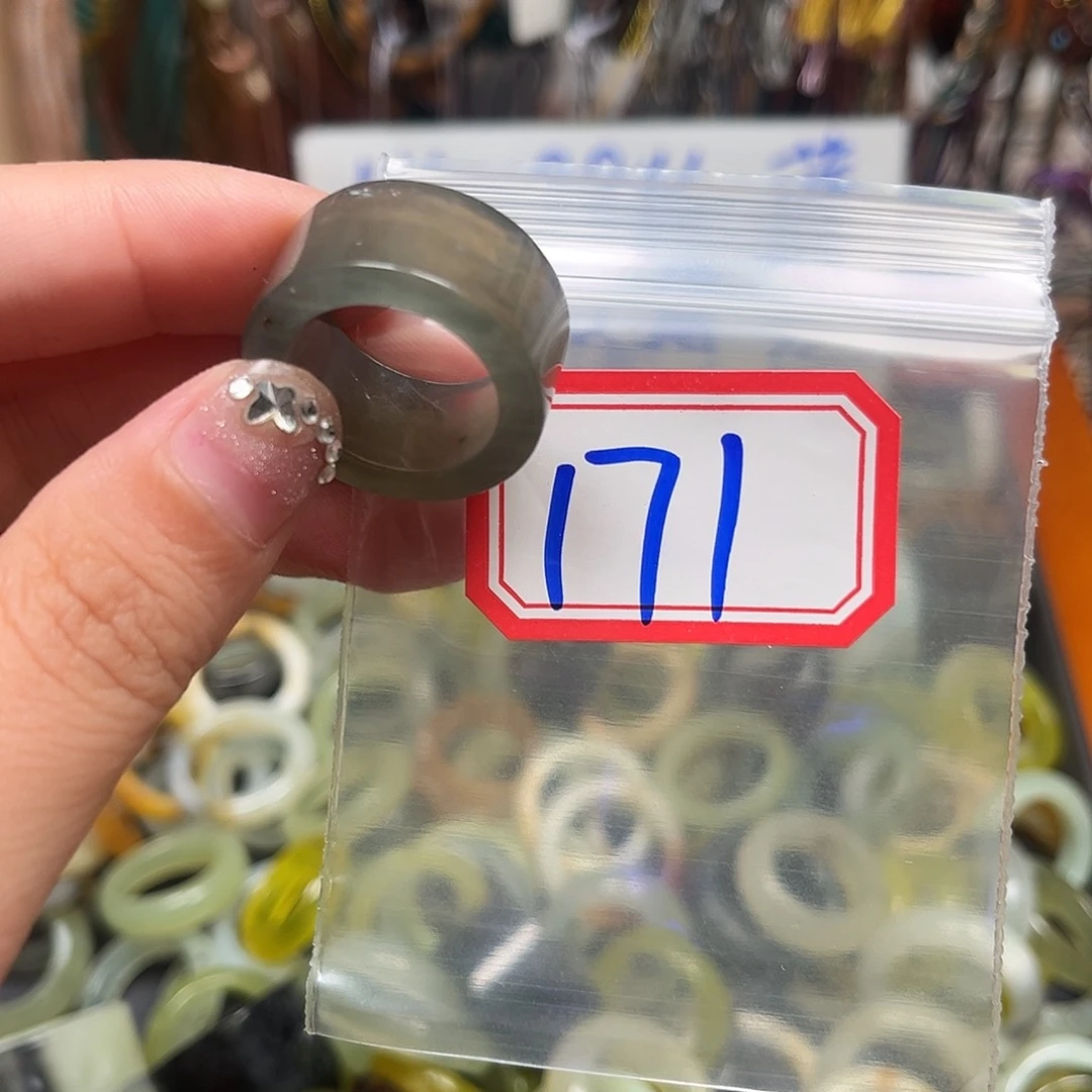 兰***兰未镶嵌蛇纹石玉珠宝奇石