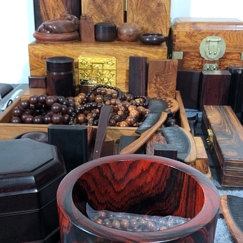 贡木大*哥红酸枝笔筒一个