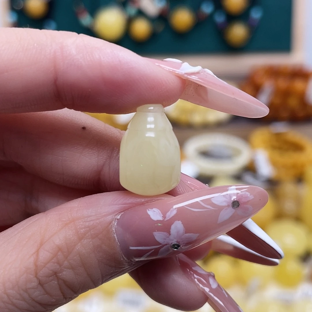 蜜蜡未镶嵌珠宝奇石10.5*16.2*9.8mm