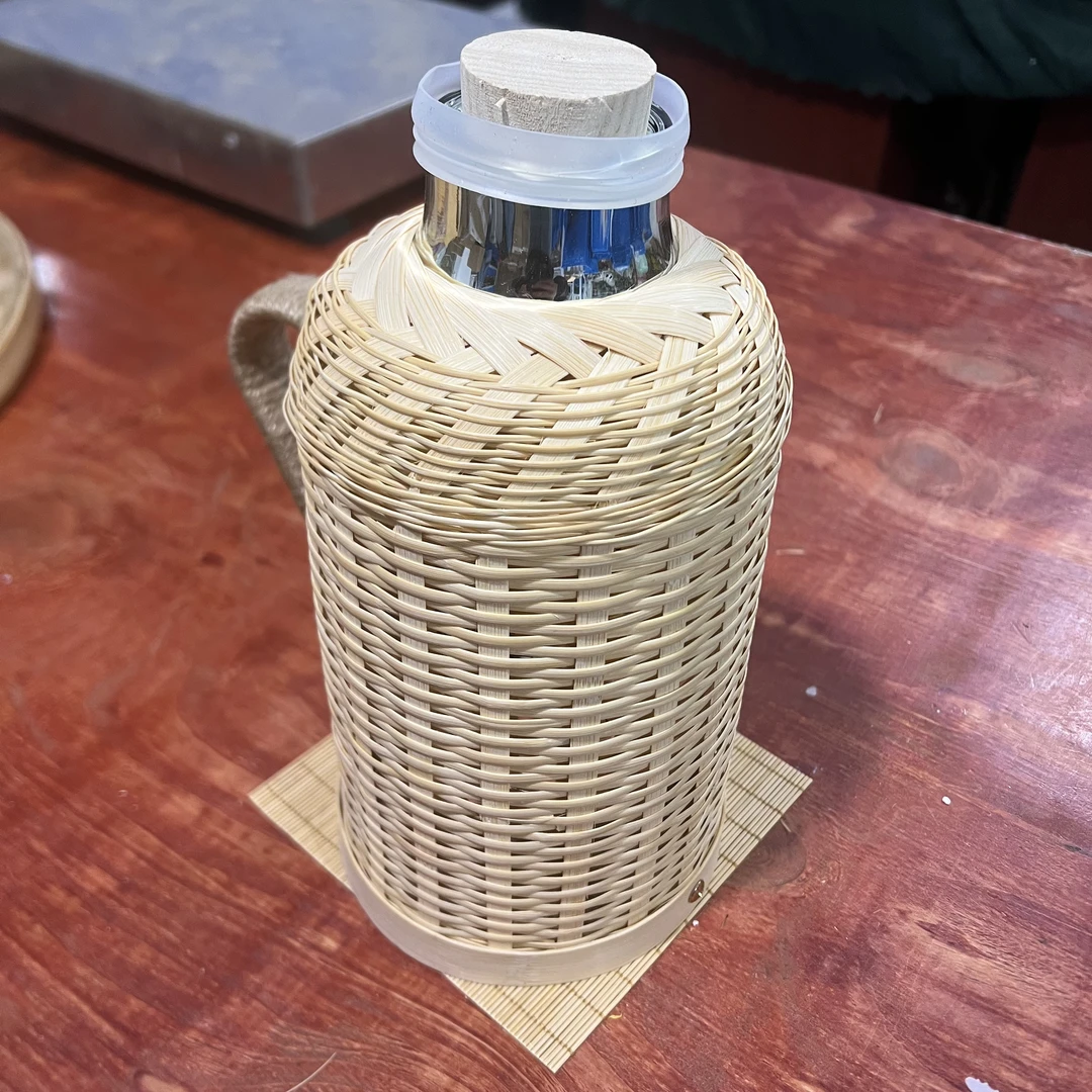 村长代卖 老式竹编外壳热水瓶