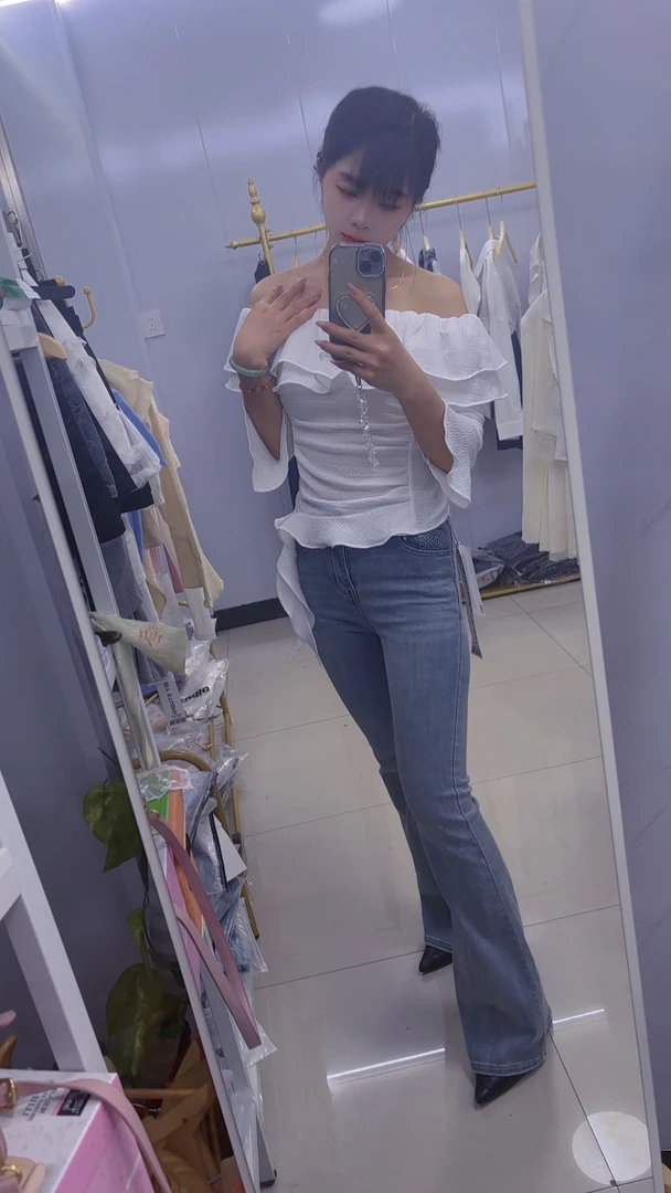 荷叶边设计感露肩衬衫高腰微喇牛仔裤显瘦两件套穿搭