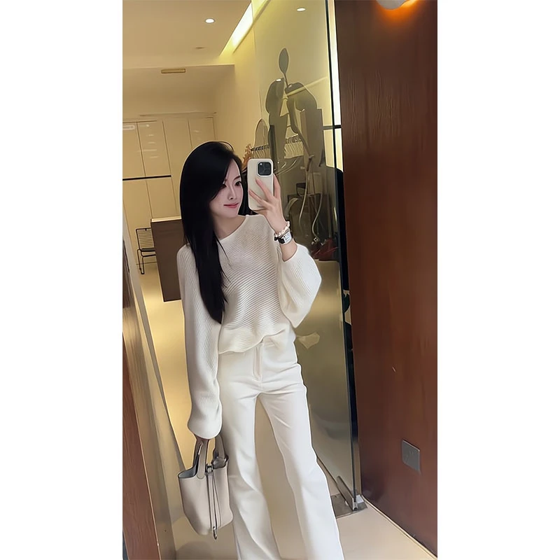 盐系休闲小众长袖针织衫秋季新款气质纯欲风上衣显瘦白色喇叭裤