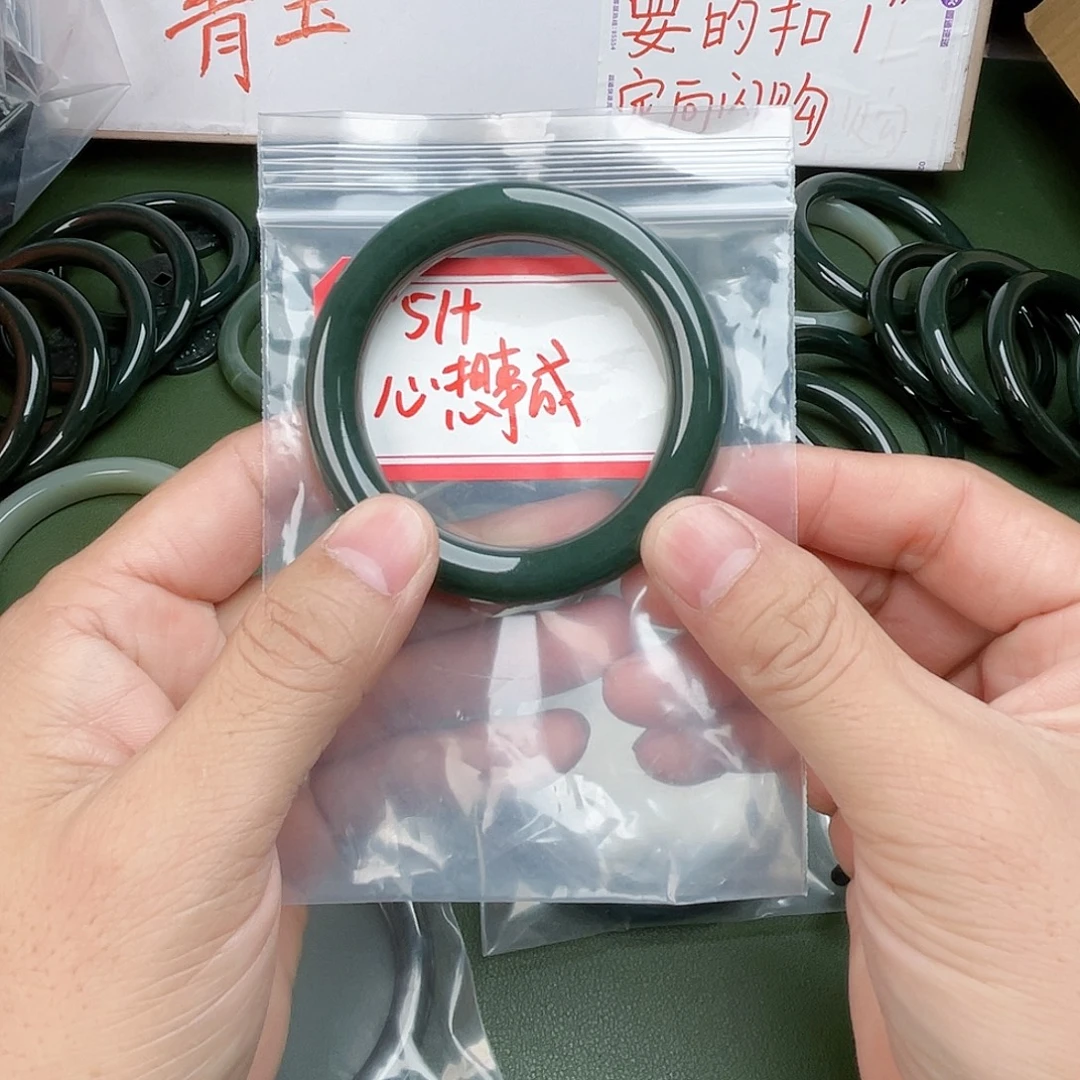 悦***行和田玉未镶嵌手镯