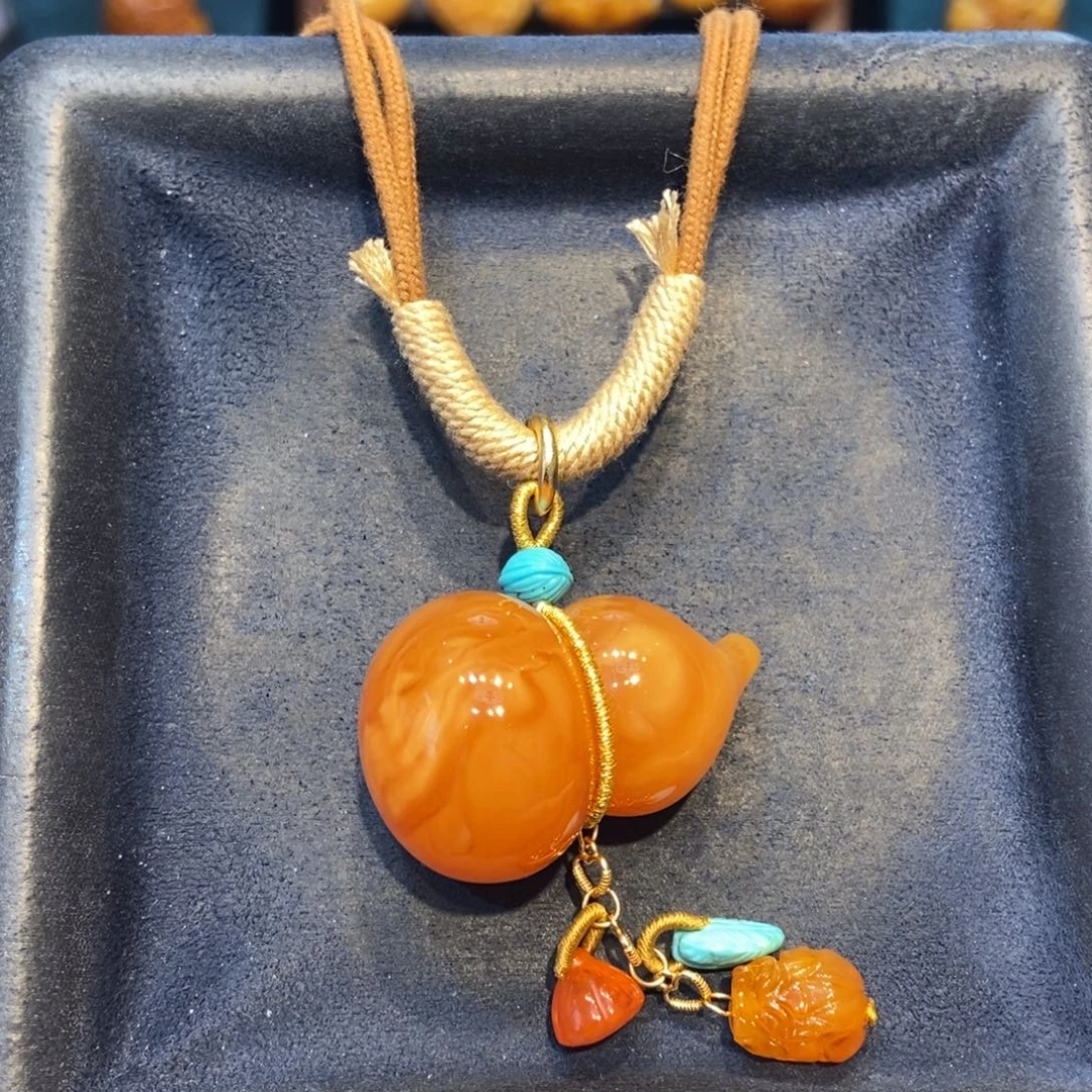 琥珀未镶嵌颈饰蜜蜡