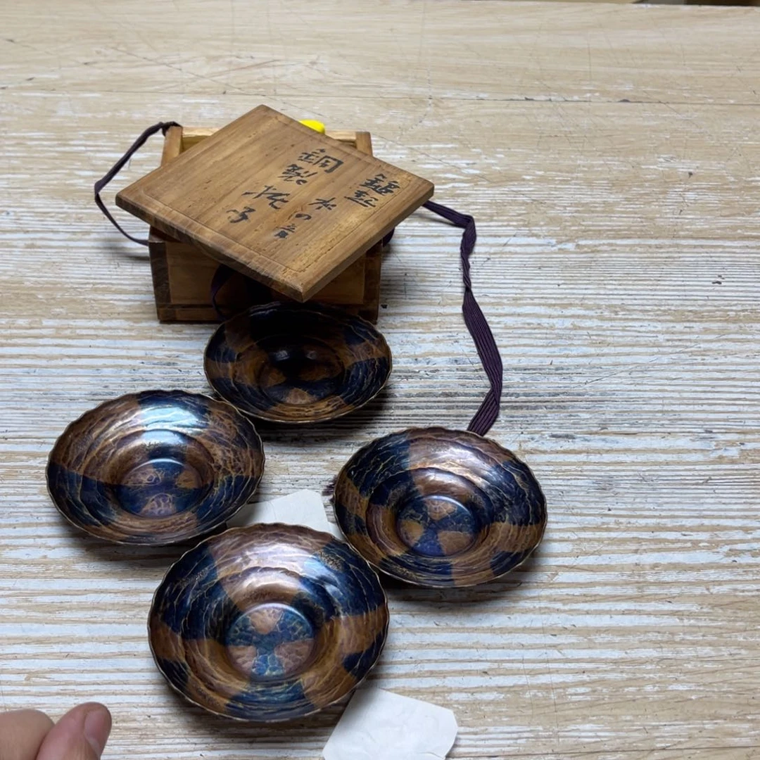 瓷片永****茶密密麻麻地排列着一个