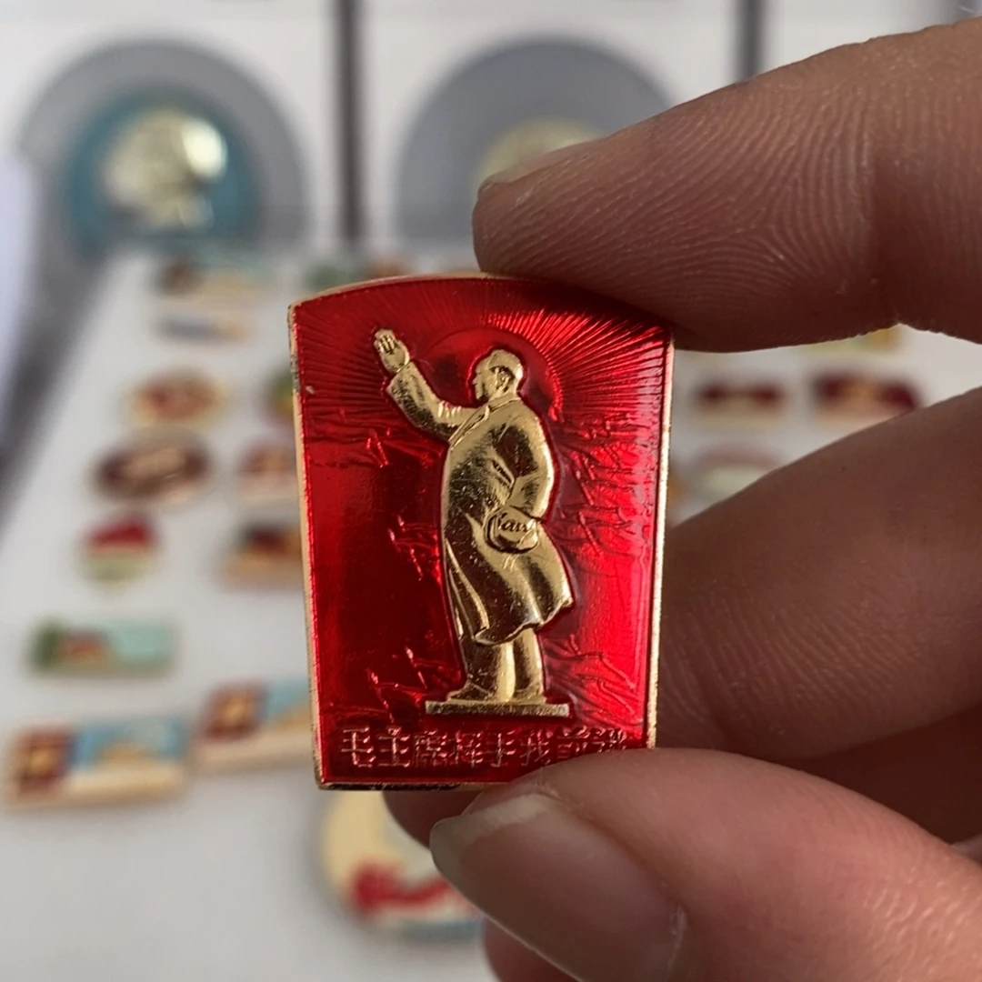 其他普通金属红色纪念章扇形全身招手