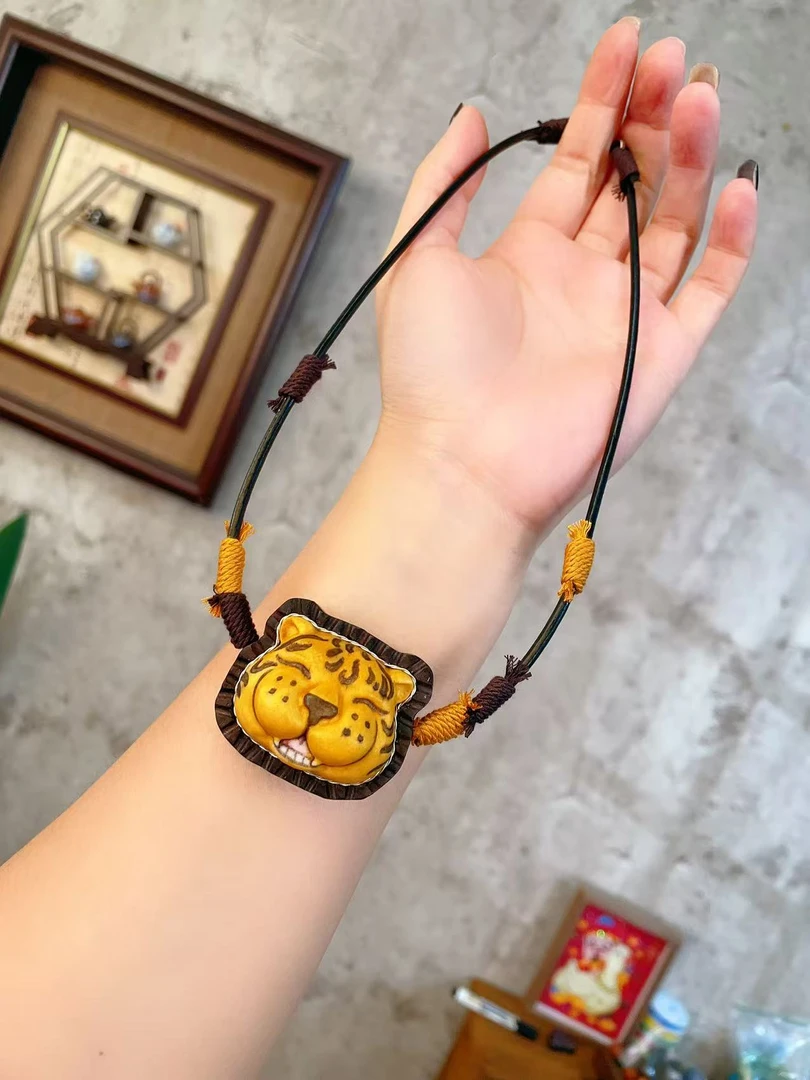 《多宝家》—开心哈哈呲牙发发虎皮绳项链