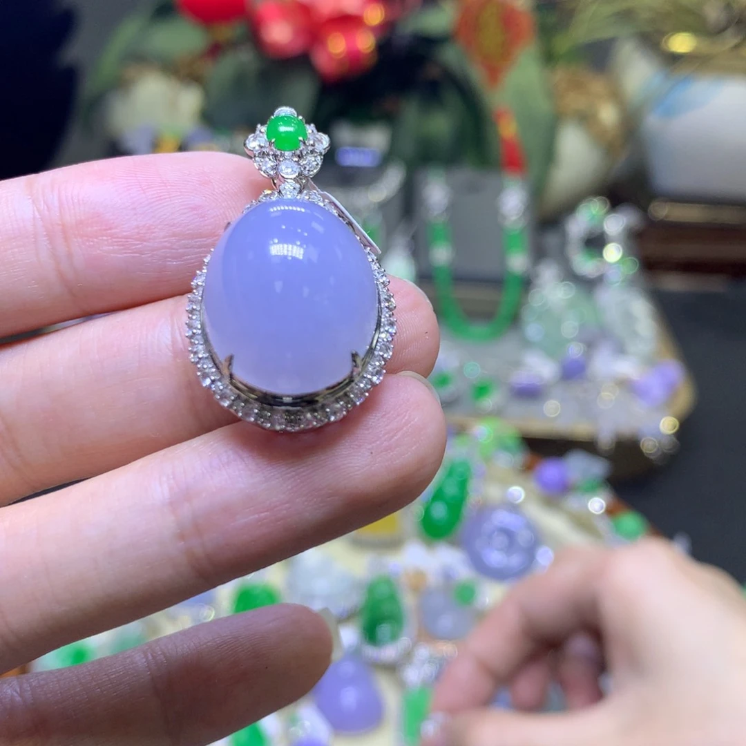 颈饰18K金镶嵌翡翠